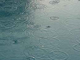 قطرات باران در آب